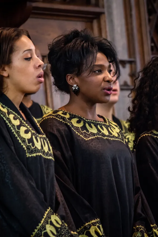 Bella Forté performing with the Imani Gospel Singers choir